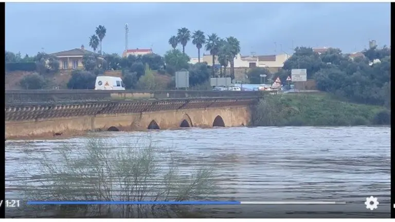 El río Tinto a su paso por el puente romano de Niebla, casi tapado
