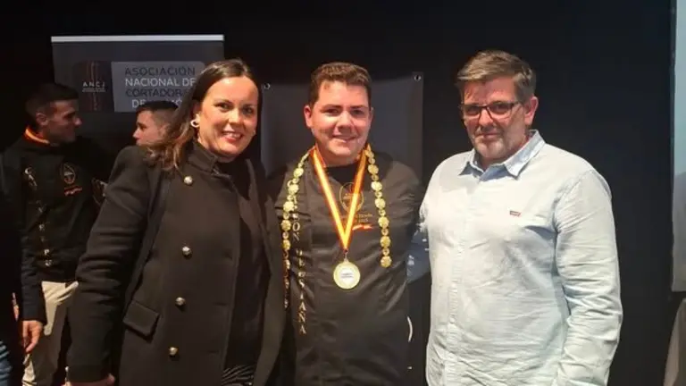 Antonio González junto a la alcaldesa de Cumbres Mayores, Gema Castaño, y el concejal Antonio Barranca