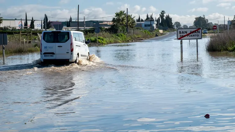 El río Tinto sigue entrando en San Juan del Puerto esta mañana