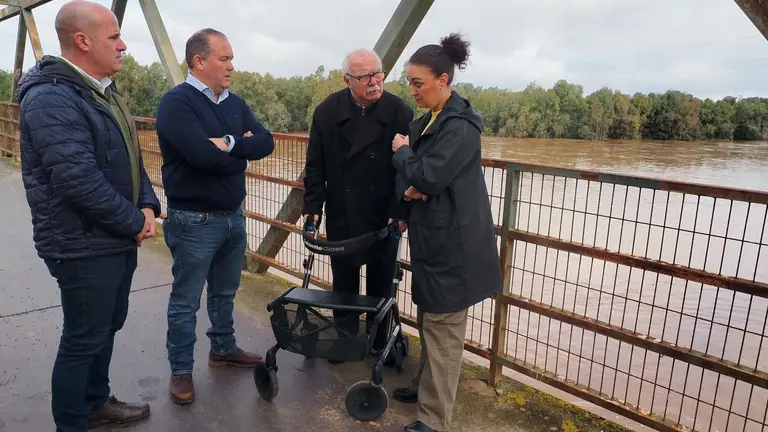 Regantes junto a la alcaldesa de Gibraleón, en el puente del Odiel, esta mañana