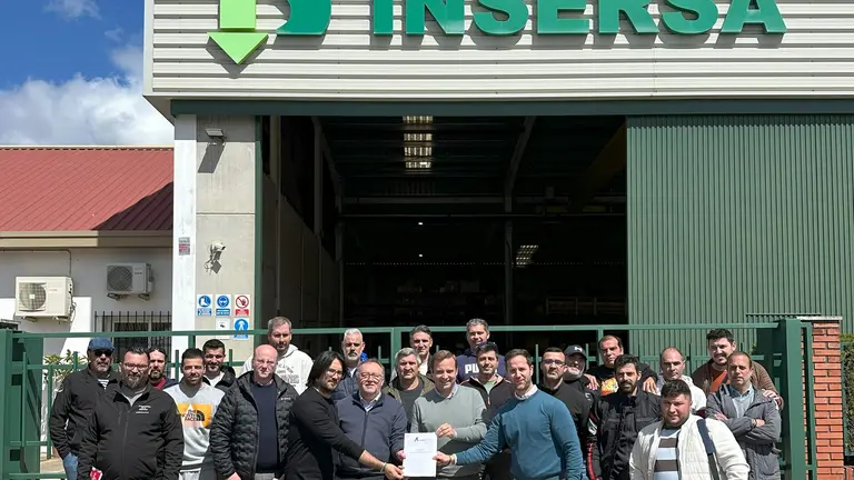 Pie de foto:  En la foto, de izquierda a derecha: Jos&eacute; Luis Serrano presidente del Comit&eacute; de Empresa y miembro de UGT, Rafael Moreno, director de Administraci&oacute;n de INSERSA, Carlos Bermejo, representante sindicato USO y miembro del Comit&eacute;, y Alfredo Ledesma, director de Recursos Humanos de la compa&ntilde;&iacute;a, junto al resto del Comit&eacute; de Empresa tras la firma del Convenio Colectivo