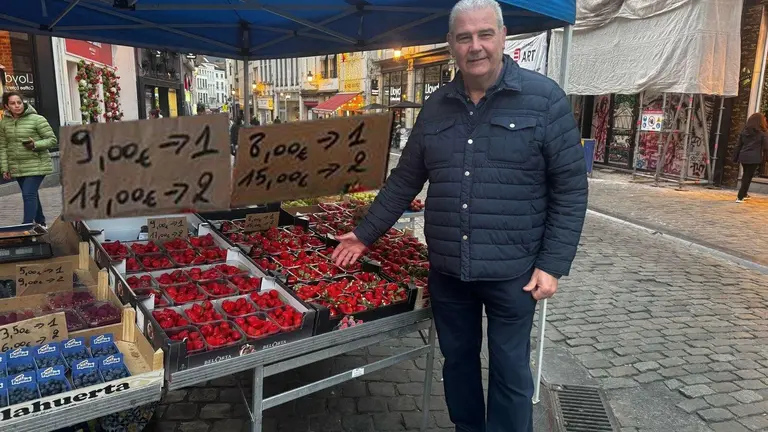El secretario general de UPA Huelva muestra la tabla de precios de las fresas en Bruselas