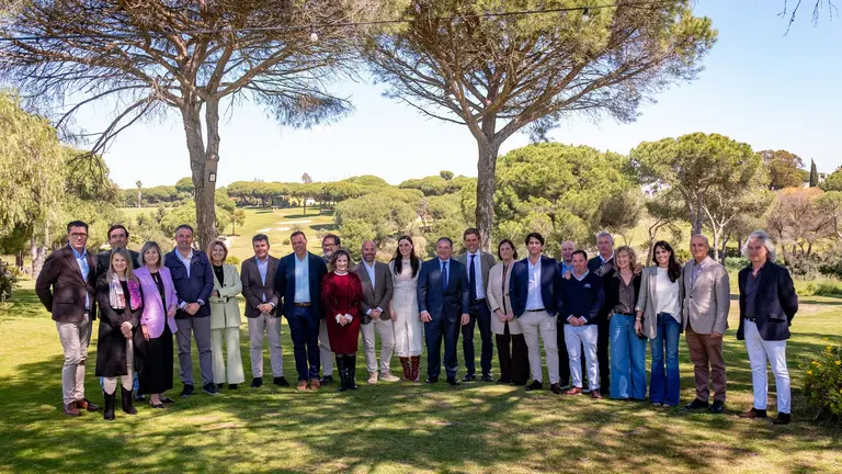 Foto de familia en la presentaci&oacute;n del plan
