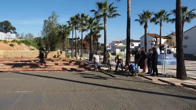 La alcaldesa, Milagros Romero, en la zona en obras