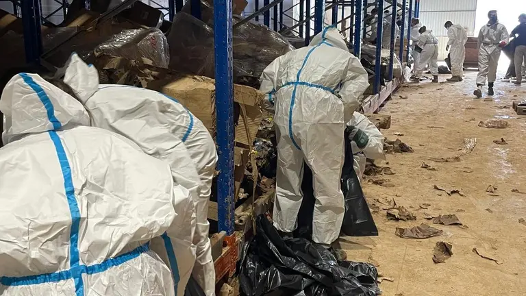 Voluntarios de la fundaci&oacute;n Moeve en trabajos para la DANA