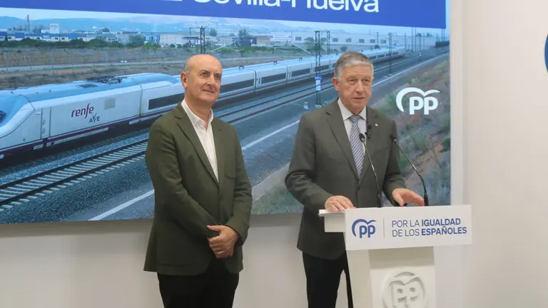 Carmelo Romero, junto a González