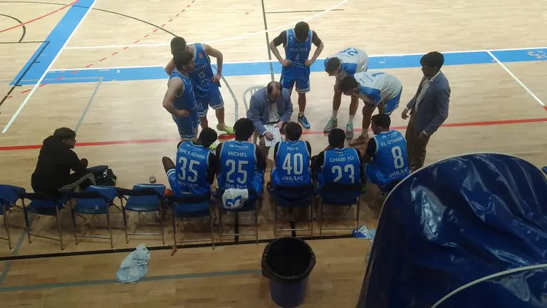Víctor Pontanilla dando instrucciones a sus jugadores.