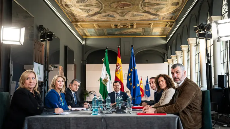 Juanma Moreno, hoy, en la Mesa de Di&aacute;logo con sindicatos mayoritarios y empresarios