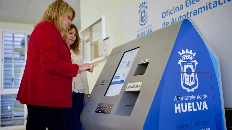 Pilar Miranda en la Oficina Autotramitaci&oacute;n