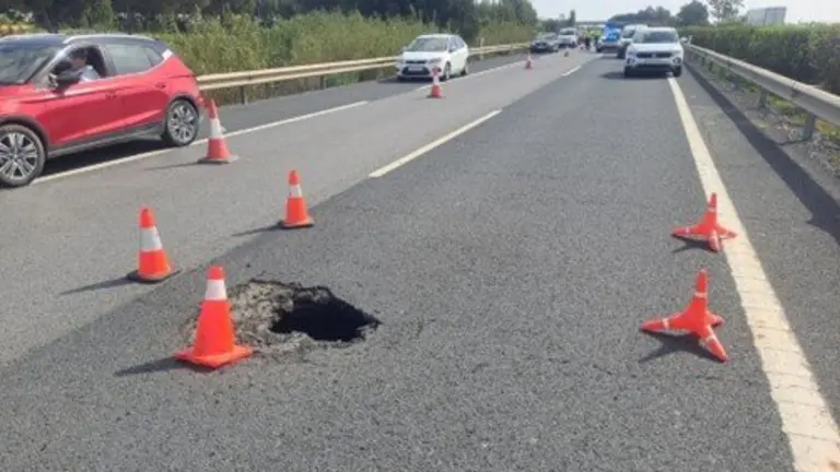 Carril habilitado para evitar el corte total de la autov&iacute;a