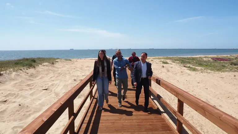 La alcaldesa de Palos visita uno de los nuevos accesos a la playa