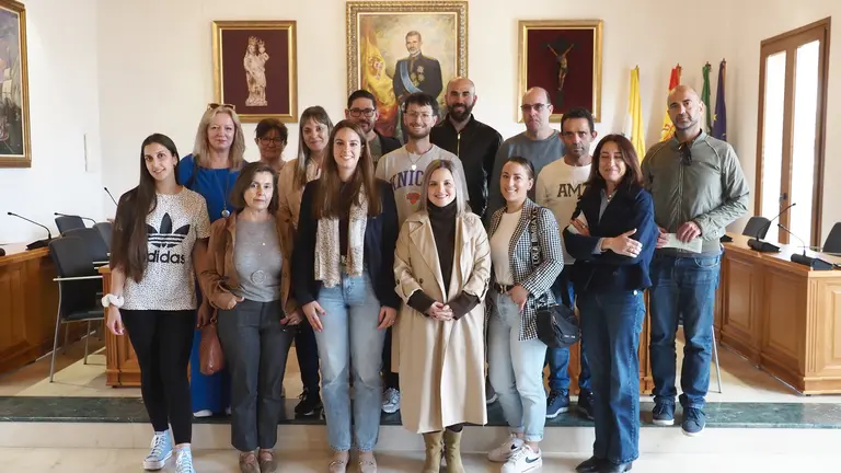 La alcaldesa de Palos, junto a personas beneficiarias