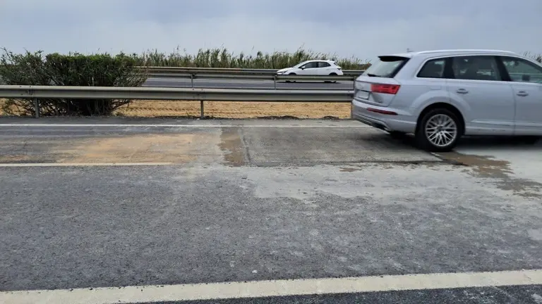 El socav&oacute;n, ya cubierto y tapado y en uso vial