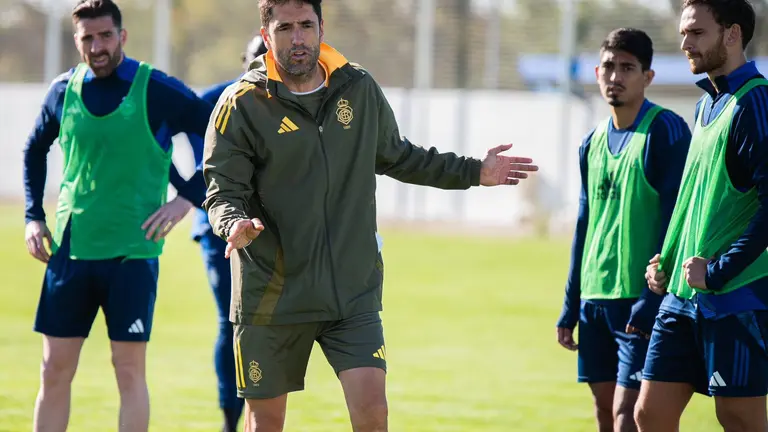 Íñigo Vélez en un entreno con el Recreativo.