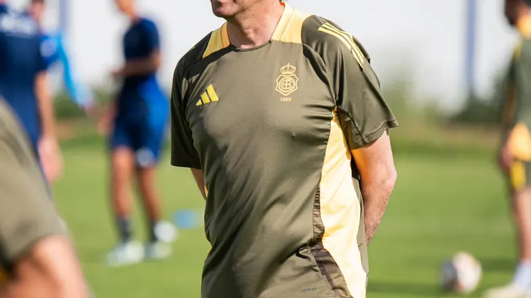 Raúl Galbarro durante su primer entreno al frente del Recreativo.