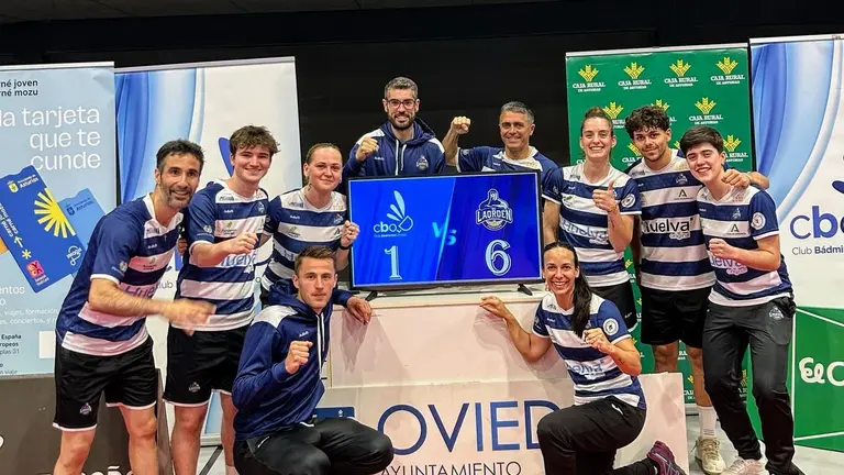 El CB IES La Orden tras exhibirse en Oviedo.