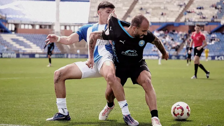 Lance del partido entre el Recre y el Ibiza.