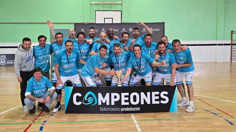 Los campeones celebrando el t&iacute;tulo.