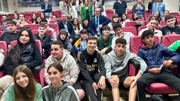 Loles L&oacute;pez visita la compa&ntilde;&iacute;a energ&eacute;tica Moeve en Palos de la Frontera