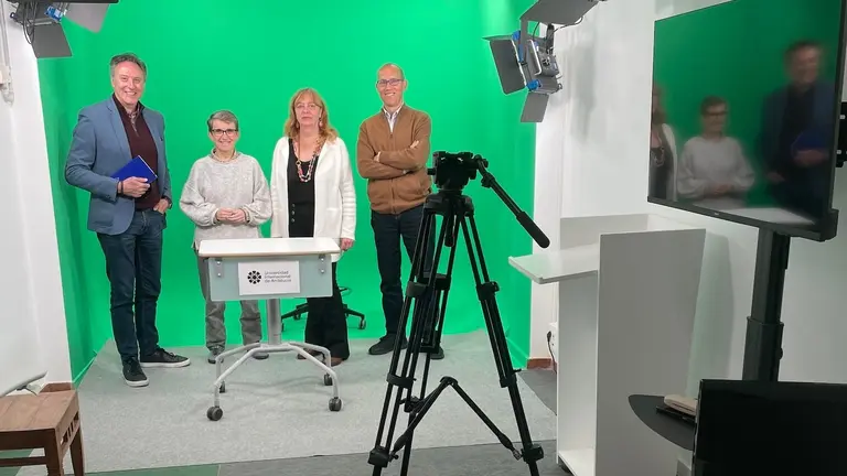 La directora de la UNIA La Rábida con los representantes de la APH y CPPA Huelva