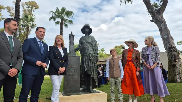 Inauguración escultura Miss Withney