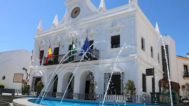 Las banderas del Ayuntamiento de Cartaya ondean a media asta.