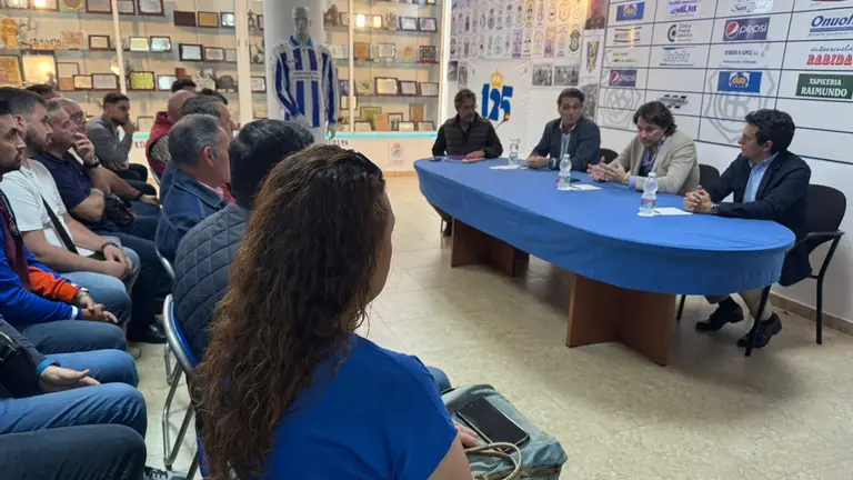 Adrián Fernández, presidente del Recreativo, con los peñistas.