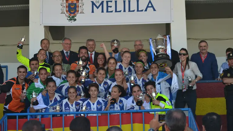 El Sporting de Huelva celebrando la Copa de la Reina.