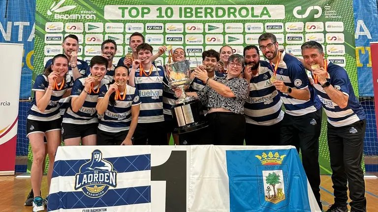 El IES La Orden con el trofeo de ganador de la Liga Top-10.