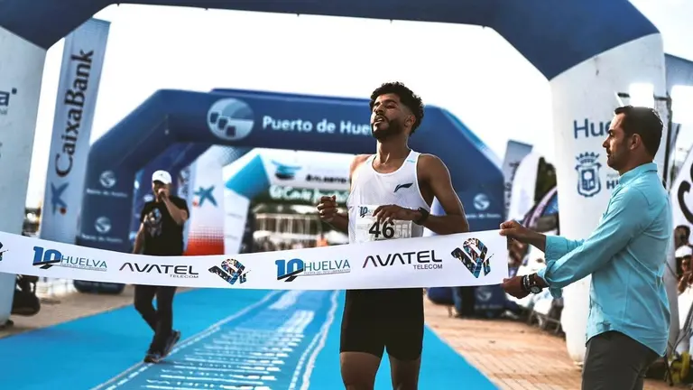 El Ghazouany en el momento de cruzar la línea de meta como ganador de la '10K Huelva Avatel'.