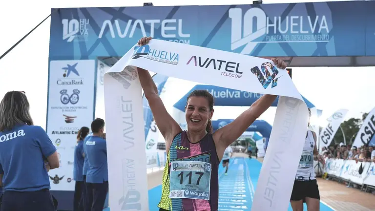 Estefania Rouco celebrando su victoria en la '10K Huelva Avatel'.