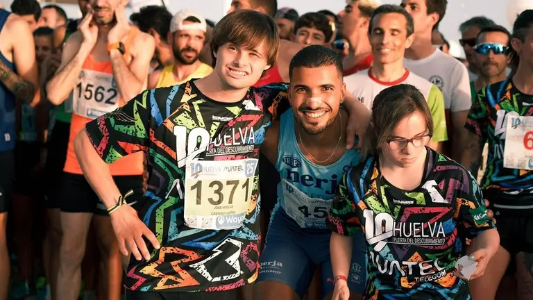 Zakaria Boufaljat con los Campeones del Mundo Nico Castaño y Blanca Betanzos, embajadores de la '10K Avatel'.