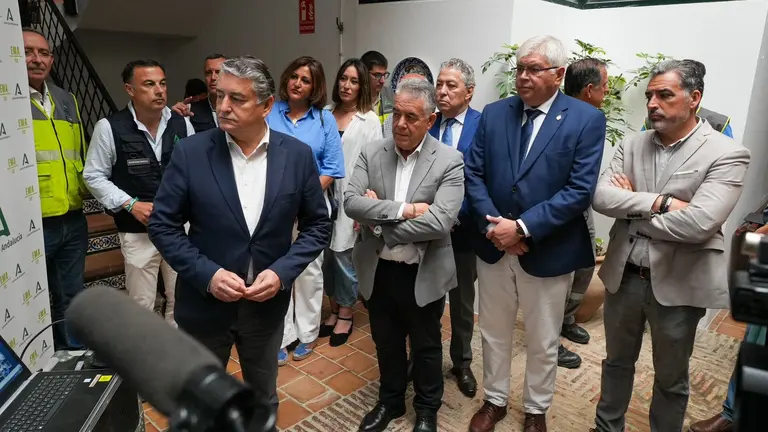 El consejero de Presidencia, Antonio Sanz junto al alcalde de Almonte, Paco Bella durante la activaci&oacute;n del Plan Romero 2025 / Foto: Ayuntamiento de Almonte
