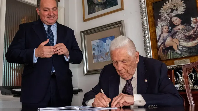 José María Segovia, durante la firma.