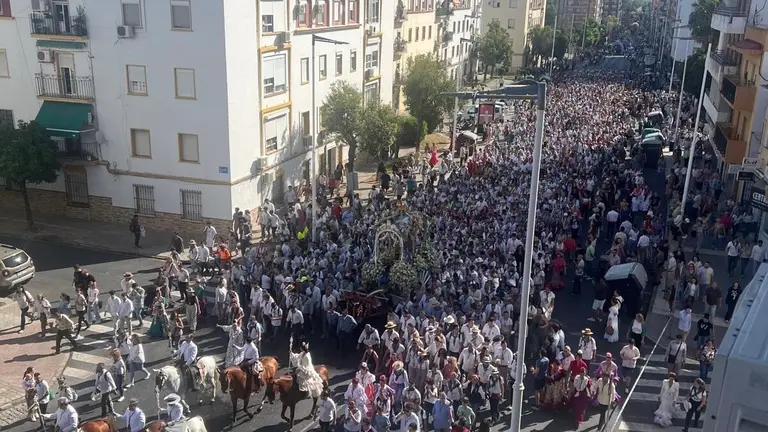 Momento de la salida de la Hermandad de Huelva por las calles de la capital.