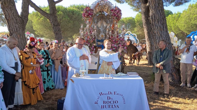 Momento de la misa oficiada en la ma&ntilde;ana de hoy en el paraje de Tres Rayas / Fotograf&iacute;a: Hermandad de Emigrantes.