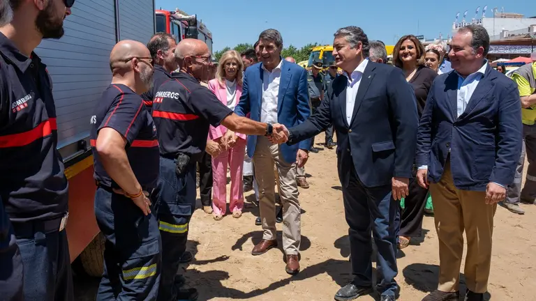 Antonio Sanz y David Toscano saludan a varios miembros del dispositivo montado por la Diputaci&oacute;n Provincial para reforzar en El Roc&iacute;o.