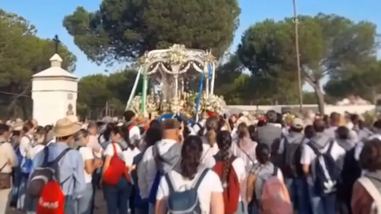Imagen del Simpecado de Huelva rodeado por peregrinos en La Matilla. / Foto: AAR