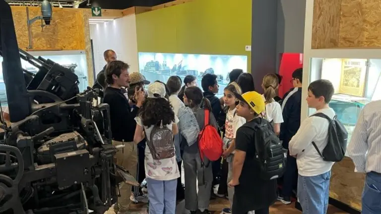 Taller de periódicos en el Centro Jesús Hermida.