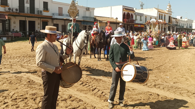 Hermandad de Torremolinos, primera en hacer la presentaci&oacute;n. / Fotograf&iacute;a: Dani V.