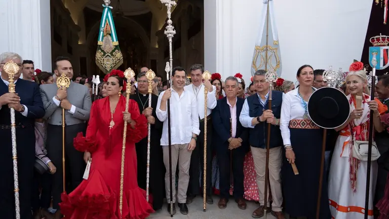 Juanma Moreno en la presentaci&oacute;n de la Hermandad de Triana ante la Virgen del Roc&iacute;o. / Fotograf&iacute;a: Rafael D&iacute;az del Gabinete de Prensa del Ayuntamiento de Almonte