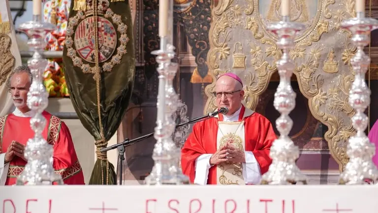 Imagen del obispo de Huelva durante la misa en El Roc&iacute;o.
