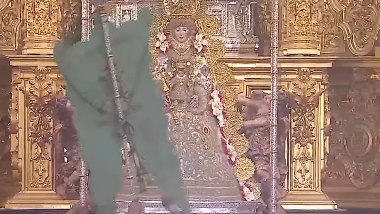 La Virgen del Roc&iacute;o junto al Simpecado de Almonte.