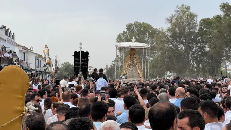 La Virgen del Roc&iacute;o, junto al Simpecado de Emigrantes / Fotograf&iacute;a: Juan Jos&eacute; Dom&iacute;nguez.