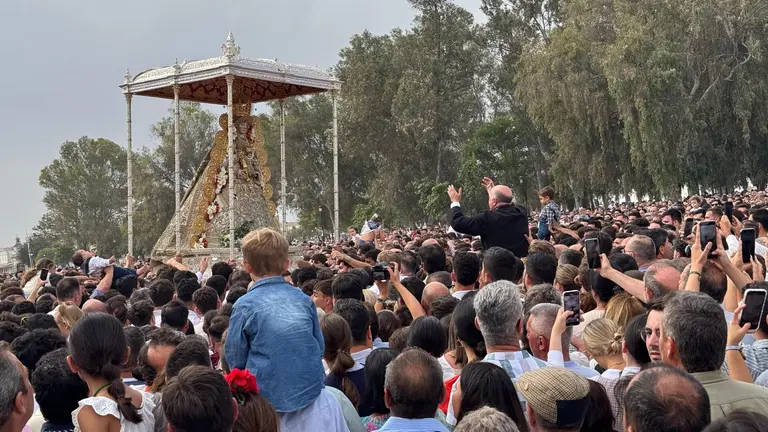 Un hombre es elevado en hombros mientras lanza vivas a la Virgen del Roc&iacute;o / Fotograf&iacute;a: Juan Jos&eacute; Dom&iacute;nguez.