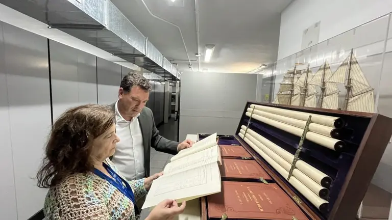 Visita del presidente del Puerto de Huelva, Alberto Santana, a los archivos. / Fotografía: Puerto de Hueva.