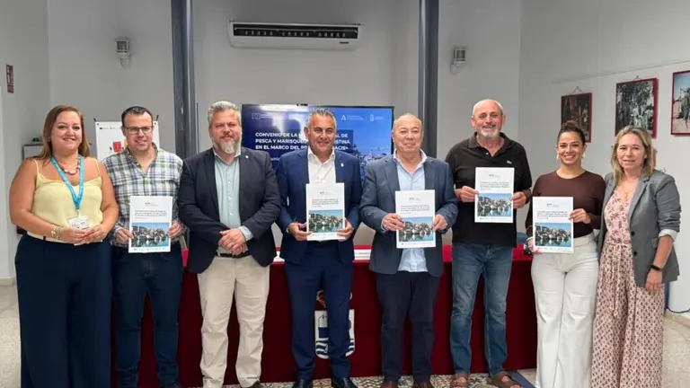 Firma del convenio de pesca en Isla Cristina.