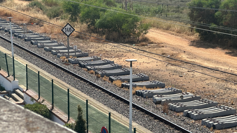 Adif ya prepara las obras en una imagen a la altura de San Juan del Puerto.