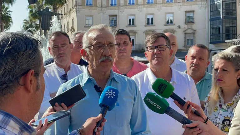 Juan Antonio García, esta mañana en la Plaza de las Monjas.