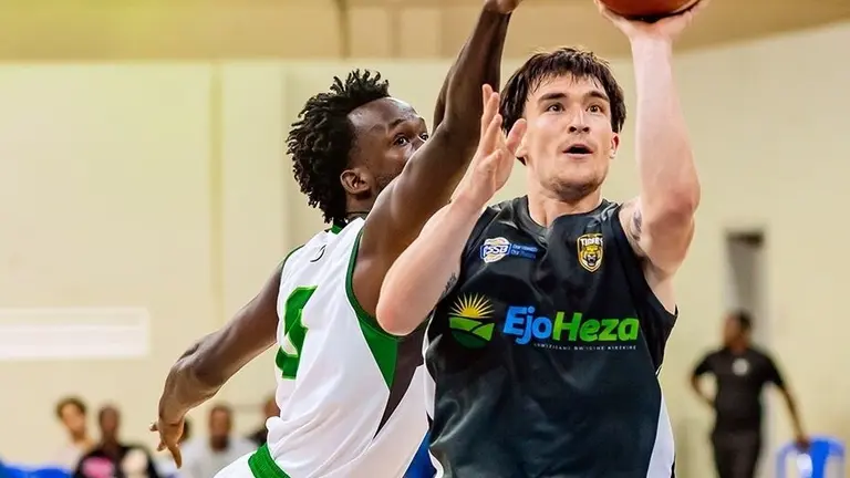 Mays jugando al baloncesto en Ruanda.